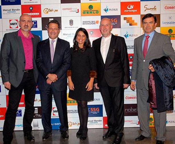 El artista Francés, izquierda, posando con el alcalde de Santiago de Compostela, Gerardo Conde Roa; María Sierra, Carlos Coto y el gerontólogo Claudio Montiel