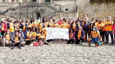 Un grupo de peregrinos de la isla de La Palma llegó ayer a Compostela y le pidió ayuda al Apóstol para recuperarse de la erupción. Foto: F. Blanco