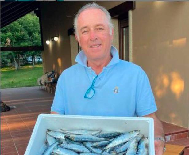 A LA BRASA. José Manuel Soto asó sardinas en casa de su amigo David Gaciño durante su estancia en O Son. Foto: J.M.S.