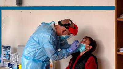 Un sanitario realiza una prueba de coronavirus a un vecino de Ribadavia . Foto: Brais Lorenzo