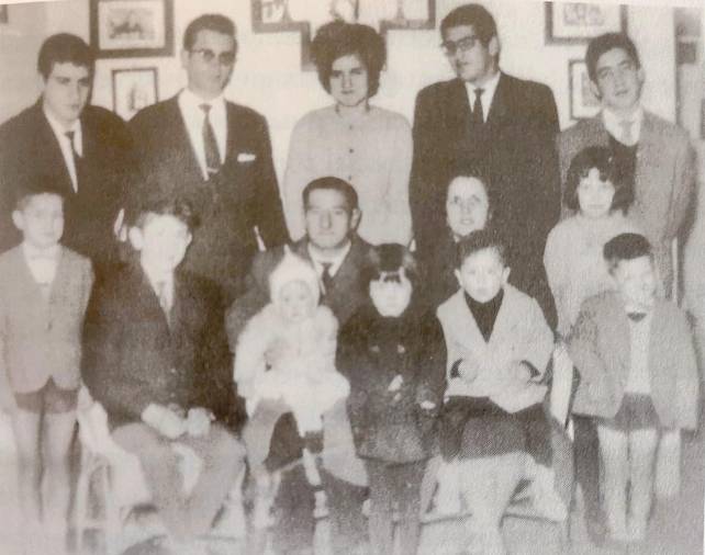 La familia Castaño Solar al completo: el matrimonio con sus doce hijos