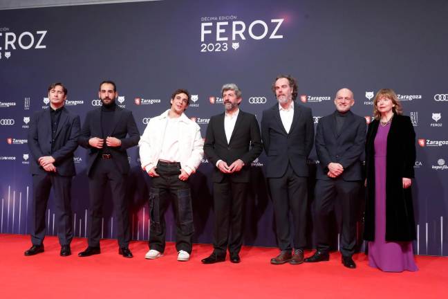 El equipo de la película “Modelo 77” posa a su llegada a la ceremonia de entrega de la décima edición de los Premios Feroz que otorga la Asociación de Informadores Cinematográficos de España (AICE), este sábado en Zaragoza. EFE/Javier Cebollada