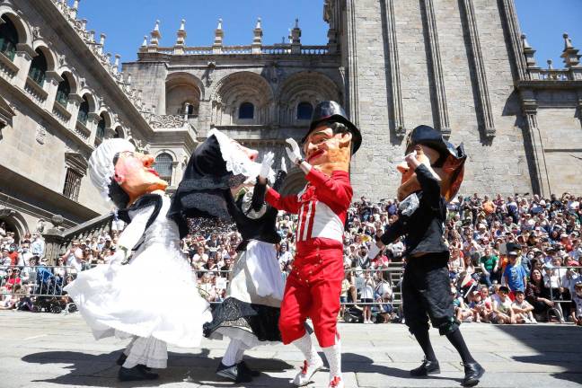 Los cabezudos llenaron de color y alegría las calles de Compostela en las Fiestas de la Ascensión / Fotos: ANTONIO HERNÁNDEZ