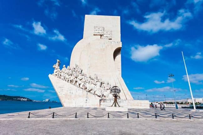 Lisboa. Con cincuenta y dos metros de altura, el Monumento a los Descubrimientos conmemora el quinto centenario de la muerte de Henrique el Navegante, descubridor de Las Azores, Madeira y Cabo Verde.