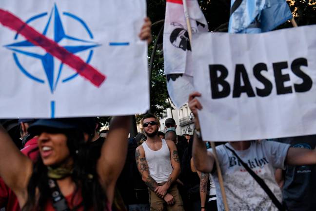 Un grupo de personas con pancartas durante una manifestación contra la Cumbre de la OTAN, en la Plaza Tirso de Molina, a 29 de junio de 2022, en Madrid (España). / Fernando Sánchez / Europa Press 29/06/2022