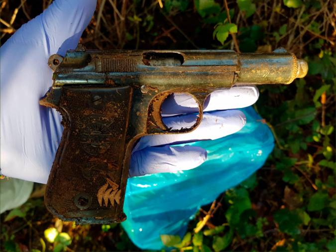 El arma estaba en el interior de una bolsa de plástico que el presunto autor supuestamente había semienterrado / GC
