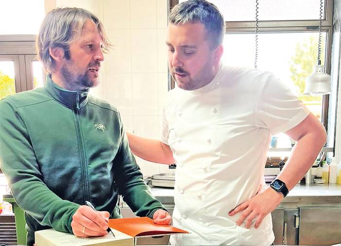 El copropietario del restaurante danés Noma firma su libro sobre fermentados a Óscar Vidal.