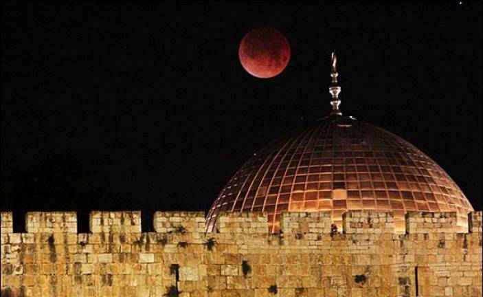 La Ciudad Vieja de Jerusalén recibió las primeras horas del día con la luna pintada de rojo. En la imagen se puede ver como la Cúpula de la Roca, lugar sagrado para el Islam, se tiñe del color rojo del satélite. (Fuente, bbc.co.uk)