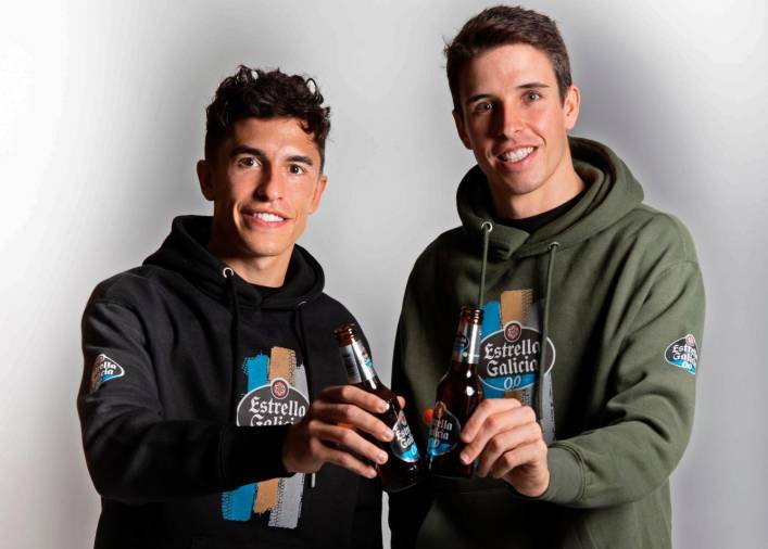 BRINDIS Marc y Alex Márquez, con una Estrella Galicia 0,0 en sus manos. Foto: EG