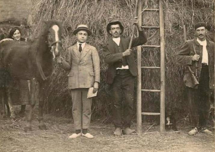 El abuelo de José Mª Besteiro, José María Cabanas (en el centro) y el tío Moirón (a la derecha y con escopeta). Foto: J.B.