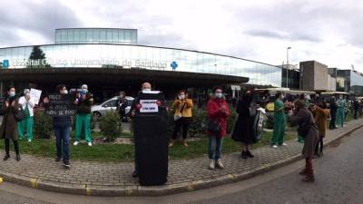 05/11/2020 Concentración ante el Hospital Clí­nicio de Santiago en la que el personal de la UCI anunció una huelga indefinida desde el 16 de noviembre. EUROPA PRESS