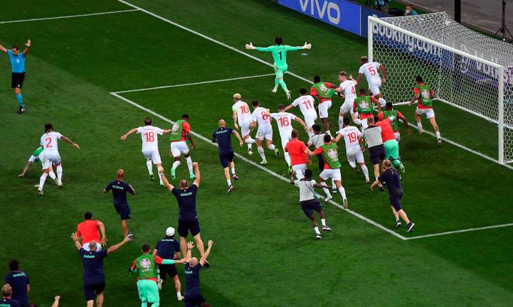 La selección de Suiza celebrando su pase. Foto: A.E.