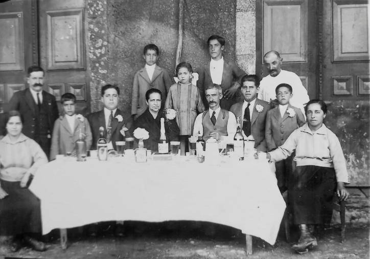 Balbina Blanco, en el centro, en una histórica foto familiar rodeada por sus padres , varios de sus trece hermanos y algunos parientes Foto: ECG