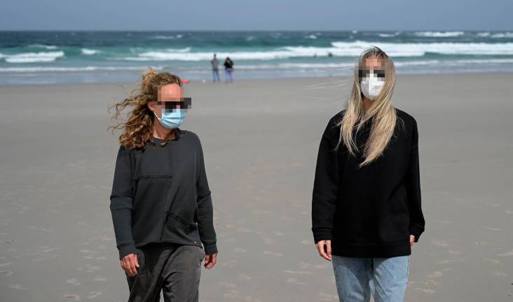 Dos mujeres llevan mascarilla en la Playa das Salseiras, a 3 de abril de 2021, en el municipio de A Laracha, A Coruña, Galicia (España). Desde el pasado miércoles es obligatorio el uso de mascarillas en cualquier espacio público, independienteme - M. Dylan - Europa Press - Archivo