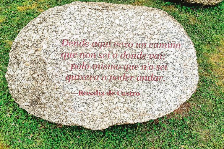 Texto de Rosalía grabado en granito (Pazo de Fonseca). Foto: A. P.