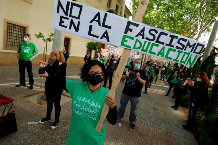 Participantes en la marcha contra Campuzano y por la educación pública. Foto: Edu Botella/E.P.