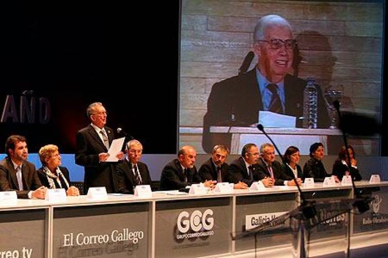 El editor del Grupo Correo Gallego, Feliciano Barrera, en pantalla, en el discurso de Antonio Castro. Foto: Ramón Escudero, Antonio Hernández, Fernando Blanco y Patricia Santos