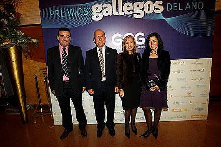 Mil quinientos vips de toda Galicia asisten en Santiago a la deslumbrante gala anual del Grupo Correo Gallego. FOTO: Escudero, Antonio Hernández, Fernando Blanco y Patricia Santos