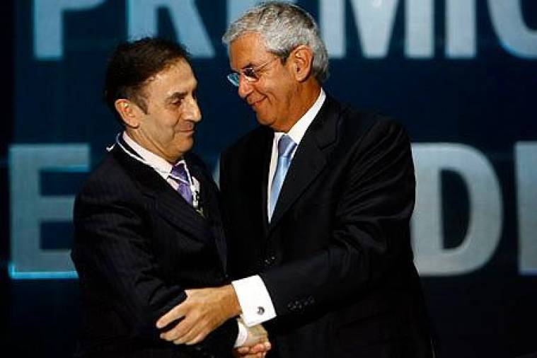 El presidente Touriño hace entrega a Manuel Gómez-Franqueira, consejero delegado de Coren, del premio Gallego del Año 2007. FOTOS: RAMÓN ESCUREDO, ANTONIO HERNÁNDEZ, FERNANDO BLANCO, CRÍS TOBÍO Y PATRICIA SANTOS