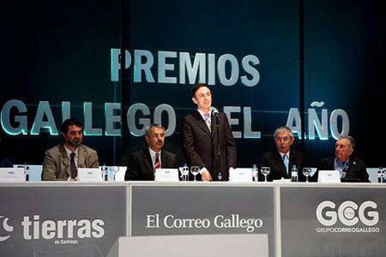 El consejero delegado del grupo Coren, Manuel Gómez-Franqueira, se dirige al auditorio tras recoger el Gallego del Año. FOTOS: RAMÓN ESCUREDO, ANTONIO HERNÁNDEZ, FERNANDO BLANCO, CRÍS TOBÍO Y PATRICIA SANTOS