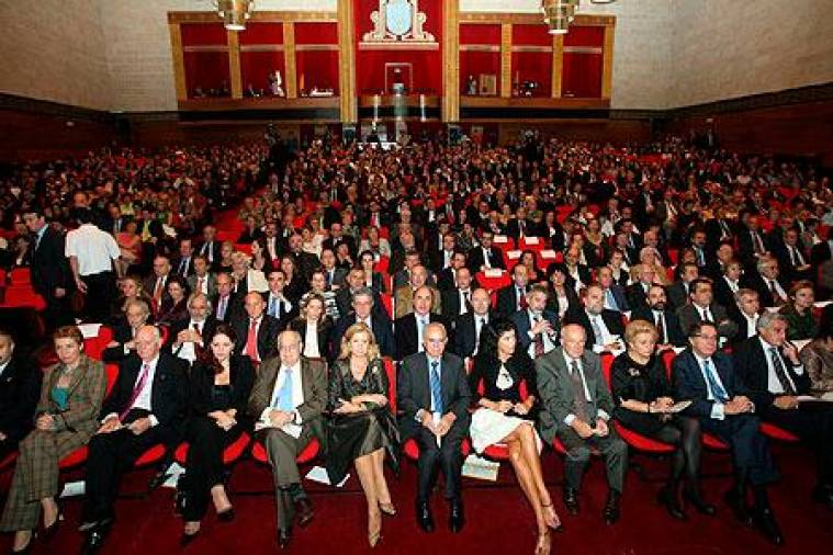 Vista general de los más de mil asistentes a los actos de entrega de los Premios Gallegos del Año, en un salón de actos del Auditorio de Galicia completamente abarrotado. FOTO: RAMÓN ESCUREDO, ANTONIO HERNÁNDEZ, FERNANDO BLANCO, CRÍS TOBÍO Y M. BLANCO