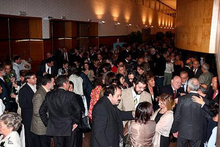 Tras la gala, les fue ofrecido un cóctel a los invitados en las dependencias del Auditorio de Galicia. FOTO: RAMÓN ESCUREDO, ANTONIO HERNÁNDEZ, FERNANDO BLANCO, CRÍS TOBÍO Y M. BLANCO
