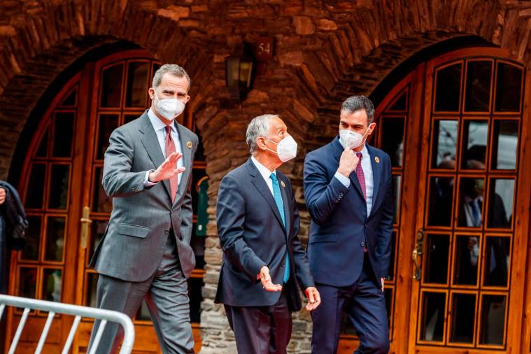Felipe VI, junto a los presidentes Rebelo de Sousa y Pedro Sánchez. ayer en la cumbre. Foto: J. Borrego/E.P.