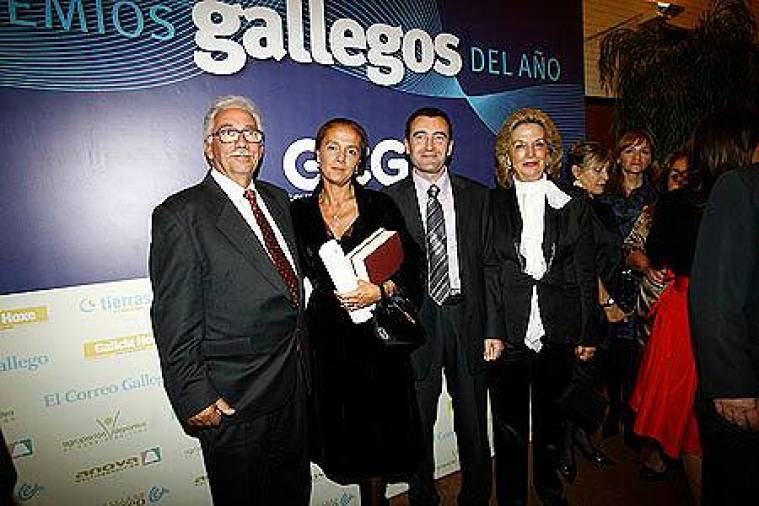 Mil quinientos vips de toda Galicia asisten en Santiago a la deslumbrante gala anual del Grupo Correo Gallego. FOTO: Escudero, Antonio Hernández, Fernando Blanco y Patricia Santos