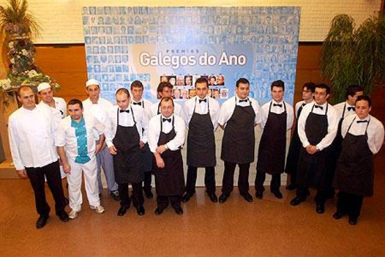 O maître Santiago Almón posou tamén co grupo de camareiros que se encargou de servir o cóctel posterior á entrega dos galardóns que tiveron lugar no Auditorio de Galicia, en Santiago de Compostela. FOTOS:RAMÓN ESCUREDO, ANTONIO HERNÁNDEZ, FERNANDO BLANCO, CRÍS TOBÍO Y MANOLO BLANCO