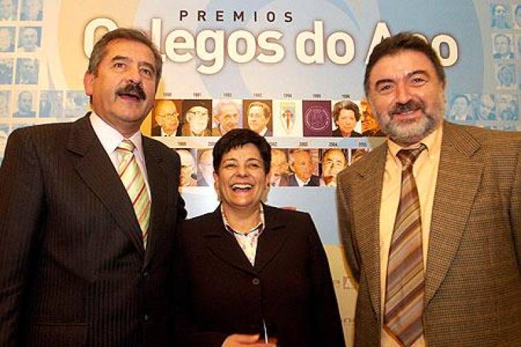 A premiada Ermitas Fernández xunto a Jesús Otero Calvo, á súa esquerda, e Lois Ferradás. FOTOS:RAMÓN ESCUREDO, ANTONIO HERNÁNDEZ, FERNANDO BLANCO, CRÍS TOBÍO Y MANOLO BLANCO