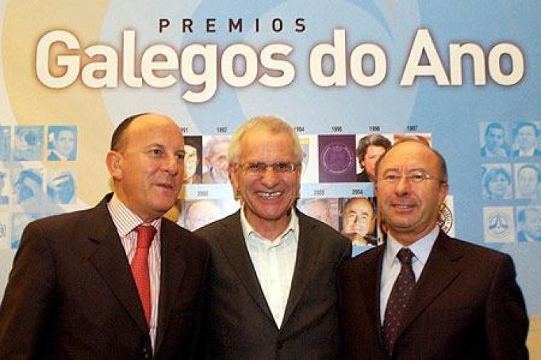 O galardoado Florentino Cacheda, no centro, con Juan Miguel Diz Guedes, á dereita, e José María Farto. FOTOS:RAMÓN ESCUREDO, ANTONIO HERNÁNDEZ, FERNANDO BLANCO, CRÍS TOBÍO Y MANOLO BLANCO