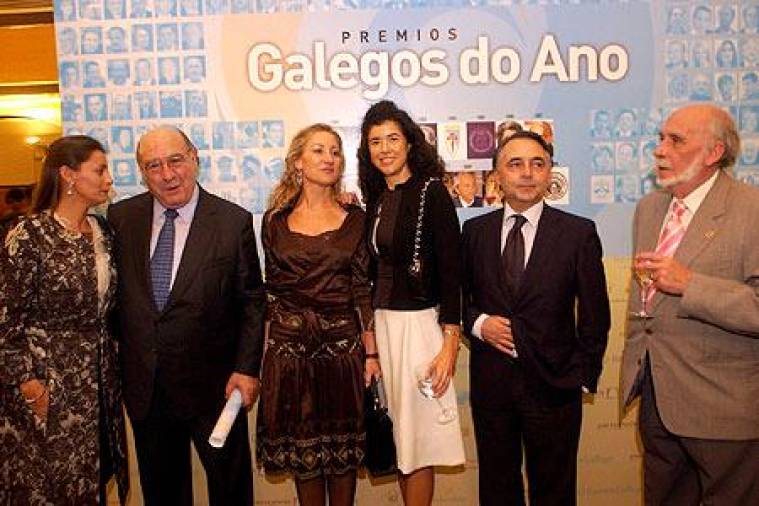 Carmen García Campelo, á esquerda, con Xosé Ramón Barreiro, director da Real Academia Galega, Mar Pérez, Fátima Otero, Pepe Conles e Chico Losa. FOTOS:RAMÓN ESCUREDO, ANTONIO HERNÁNDEZ, FERNANDO BLANCO, CRÍS TOBÍO Y MANOLO BLANCO