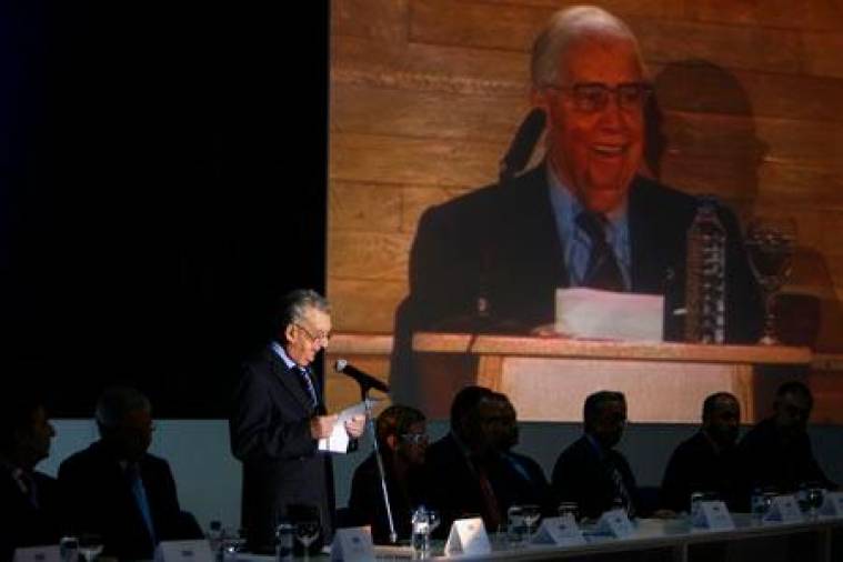 El editor del Grupo Correo Gallego, Feliciano Barrera, en pantalla, en el discurso de Antonio Castro. FOTOS: RAMÓN ESCUREDO, ANTONIO HERNÁNDEZ, FERNANDO BLANCO, CRÍS TOBÍO Y PATRICIA SANTOS