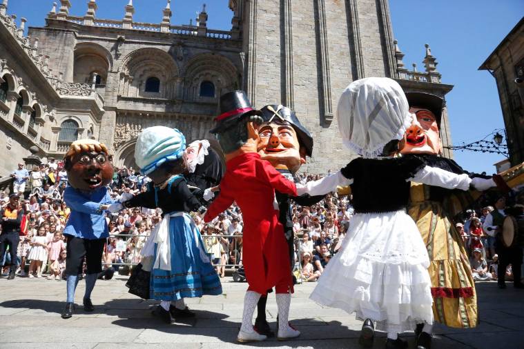 Los cabezudos toman las calles de Compostela con su música y sus bailes
