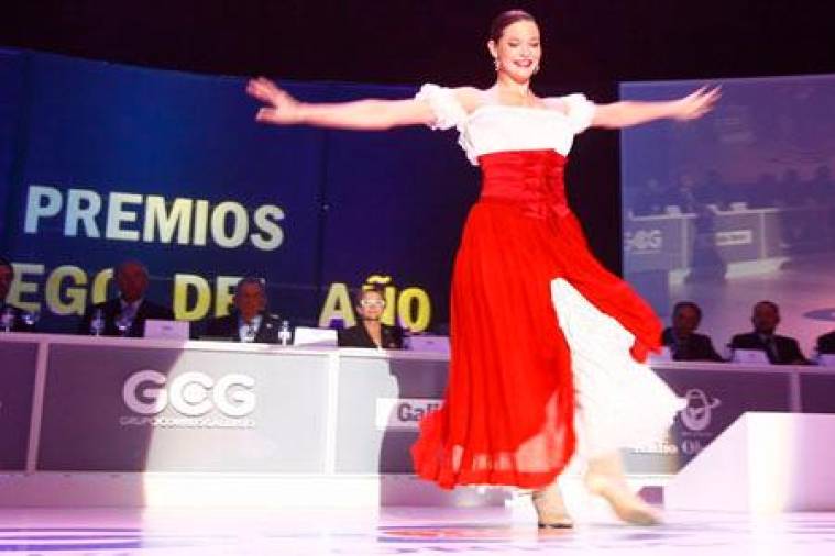 La bailarina María Nadal entusiasmó al numeroso público que abarrotó el compostelano Auditorio de Galicia con una portentosa actuación. FOTOS: RAMÓN ESCUREDO, ANTONIO HERNÁNDEZ, FERNANDO BLANCO, CRÍS TOBÍO Y PATRICIA SANTOS