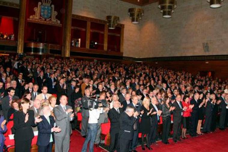 Vista general de los más de mil asistentes a los Premios Gallegos del Año, en un salón de actos del Auditorio de Galicia que se quedó pequeño. FOTOS: RAMÓN ESCUREDO, ANTONIO HERNÁNDEZ, FERNANDO BLANCO, CRÍS TOBÍO Y PATRICIA SANTOS