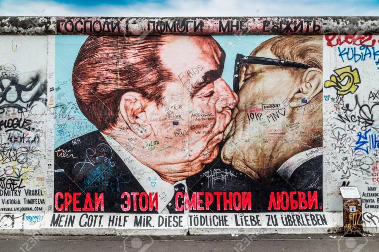 Dimitri Vrubel pintó esta escena en el Muro de Berlín. La acompañó de unas irónicas palabras: Dios mío, ayúdame a sobrevivir a este amor mortal.