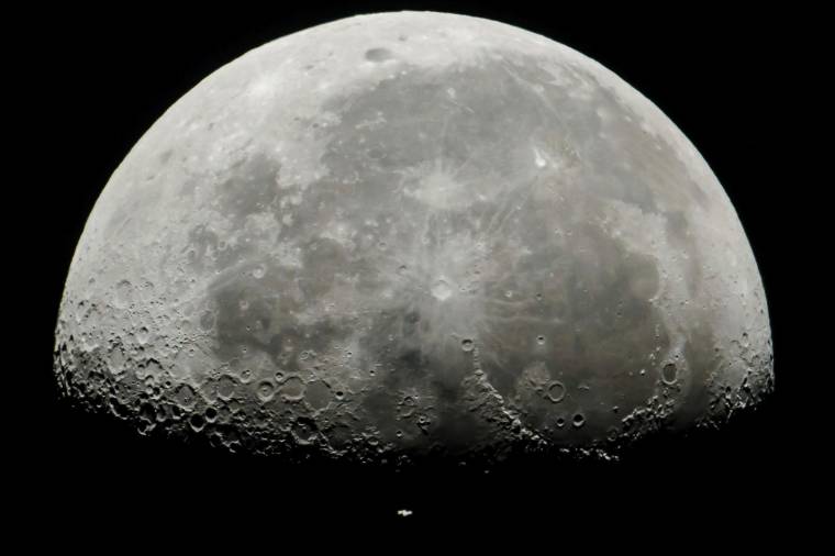 La Estación Espacial Internacional pasando por delante de la superficie lunar y fotografiada desde Salgotarjan, Hungría. (Autor, Peter Komka. Fuente, EFE)