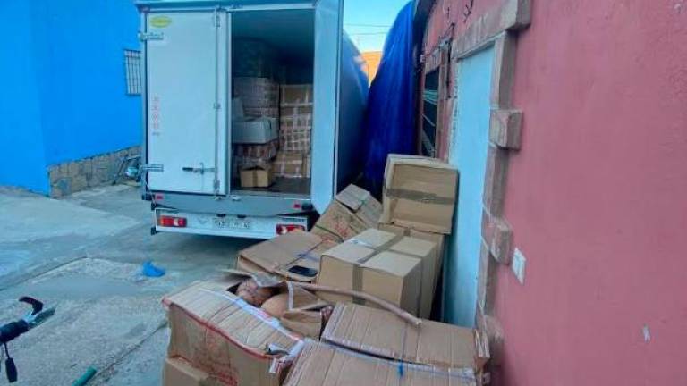 Descarga de cajas en las que se ocultaba la droga. Foto: Policía Nacional.