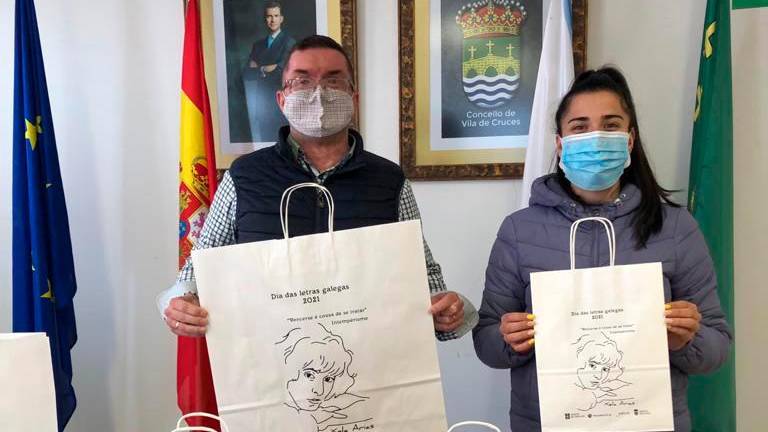 Julio López, tenente de alcalde de Vila de Cruces, e Mireya Otero, edil de Facenda, presentan as bolsas. Foto: C.V.