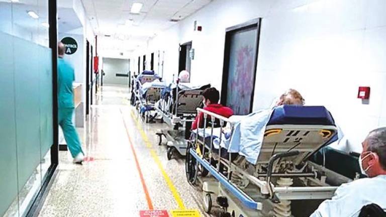 Pacientes en sillas de ruedas o camillas esperando en los pasillos de Urxencias para recibir asistencia sanitaria Foto: A. Pac.