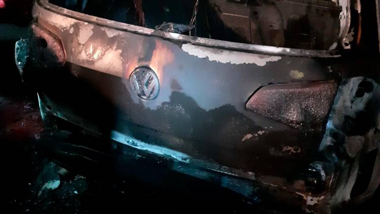 El fuego comenzó en un Volkswagen Golf al que le ardió la parte trasera. Foto: Bomberos de Carballo