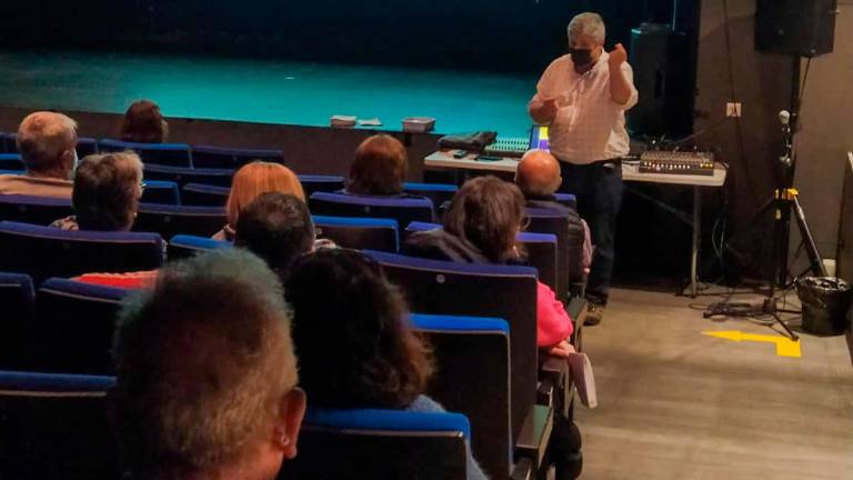 Asistentes á charla sobre a compostaxe doméstica no Teatro Elma. Foto: C.P.