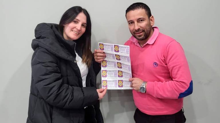 Fernando Freres y Rocío Castro, con diez décimos del número 93.025 para el sorteo del próximo sábado 28. Foto: C.N.F.