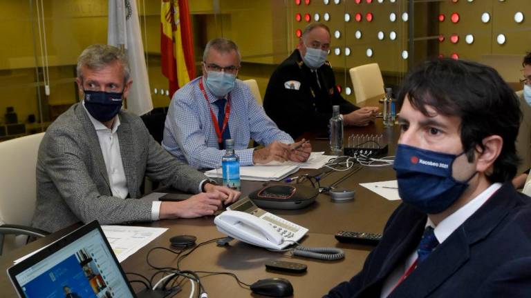 Alfonso Rueda, á esquerda, na reunión. Foto: Sangiao