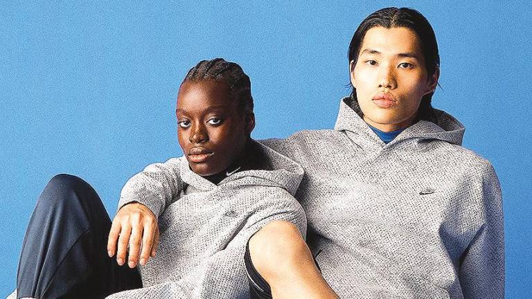 La marca americana se estrena con la icónica sudadera con capucha gris. Foto: Nike