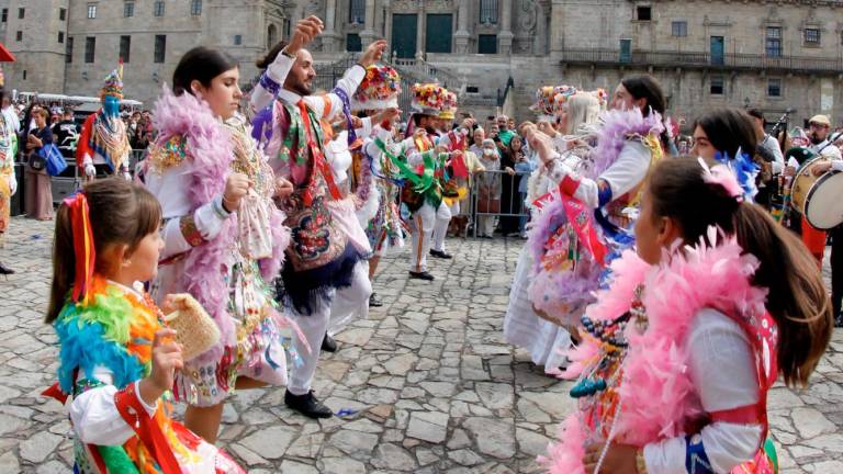 Un Obradoiro muy festivo y colorido recibe el desfile de los Entroidos más tradicionales