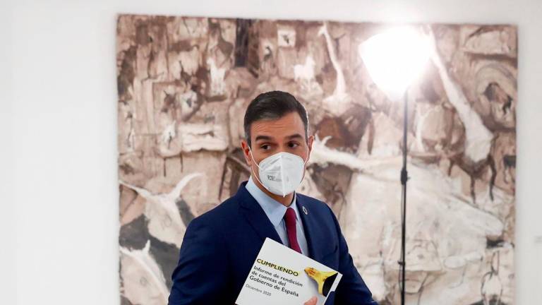 FIN DE AÑO. Pedro Sánchez dirigiéndose a la rueda de prensa en la que hizo balance del año 2020 tras el último consejo de Ministros. Foto: Efe