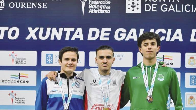 Pedro Osorio, en el centro, luce su medalla de oro en 800 metros. Foto: Fotocarlografías