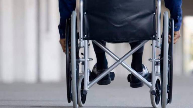 Una persona mayor en silla de ruedas, potencial usuaria del sistema de dependencia. Foto: Gallego